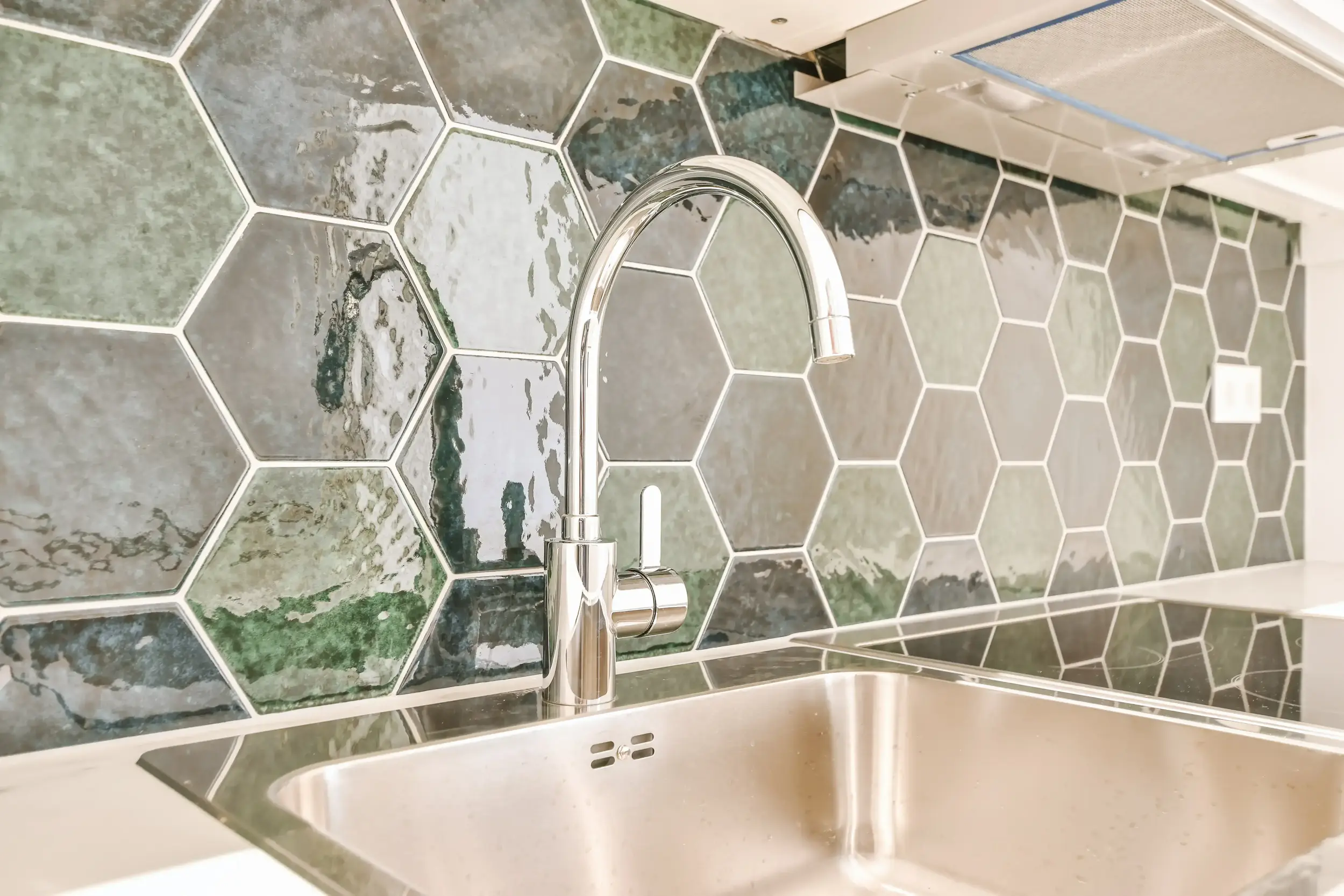 Kitchen plumbing fixtures North York - Modern faucets, sinks and smart home fixtures