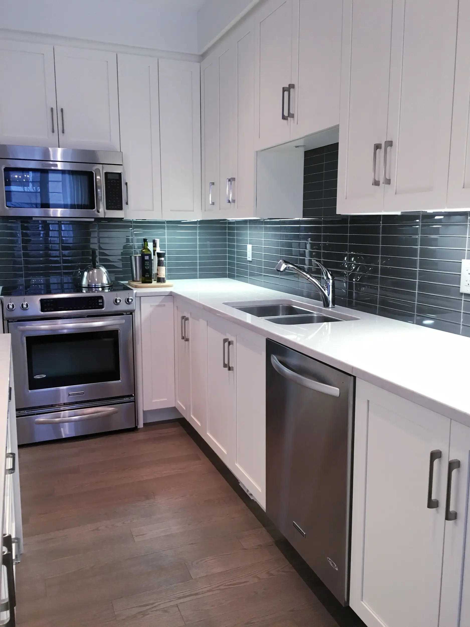 Kitchen renovation Vaughan - Upscale custom kitchen with island and premium finishes